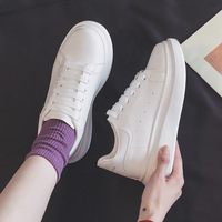 Nouvelles baskets blanches pour femmes, polyvalentes, à semelle épaisse et rehaussante, décontractées et tendance, style skate pour hommes et étudiants, souples et confortables.