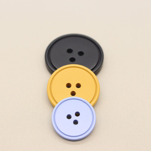 Trung Quốc Nhà cung cấp '3-lỗ tròn 3D nhựa dập nổi nút nút lớn cho quần áo sơn kỹ thuật - Product Image 1