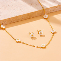Set Perhiasan Kalung Gelang Anting Cangkang Putih Grosir Set Perhiasan Bunga Semanggi Empat Daun Set Perhiasan Baja Tahan Karat untuk Wanita