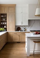 Meubles de cuisine HMR blancs modernes style Shaker sur mesure avec réfrigérateur encastré, plan de travail en marbre, charnières et paniers de tiroir