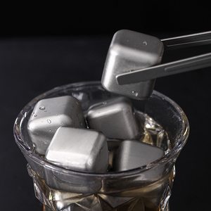 Set di pietre di whisky in titanio riutilizzabili cubetti di ghiaccio in metallo Non fondenti rinfrescabili agghiaccianti rocce per whisky e altre bevande - Product Image 1