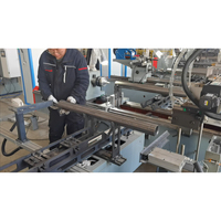Ligne de production de rouleaux de convoyeur semi-automatique, machine d'assemblage de rouleaux à commande numérique économique, usine de fabrication de rouleaux de convoyeur multi-spécifications personnalisable
