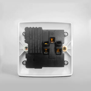 Pantalla digital Montado en la pared Enchufe de doble protección y <span class=keywords><strong>panel</strong></span> de <span class=keywords><strong>control</strong></span> de enchufe Voltaje elegante Protector de CA de 250V para el mercado de Irak - Product Image 4