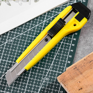 Cuchillo multiusos amarillo con hoja de 18 mm, función de bloqueo automático, mango de plástico de 160 mm de longitud para uso en oficina y hogar. - Product Image 4