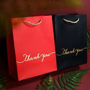 Bolsas de compras de boutique negras de lujo personalizadas Impresión de papel de aluminio con su propio logotipo para tienda de ropa al por menor y artesanía de regalo de velas - Product Image 6