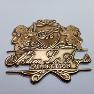 Botella de Agua Ecológica de Lujo con Etiqueta de Aluminio Personalizada, Placa de Identificación de Aluminio Dorada para Bebidas Premium, Dulces y Ropa - Product Image 2