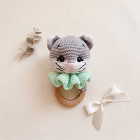 KAIYUE Maßgefertigte Häkel-Rassel in Tierform Holz-Beißring Handgemachtes Baumwoll-Amigurumi Baby-Sensorikspielzeug als Geschenk für Neugeborene
