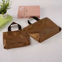Vente en gros de sacs à provisions en PE noir thermoscellés avec impression offset à long manche pour l'emballage de vêtements étanches avec logo