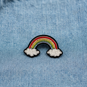 BADGE BRODÉ EN SOIE DESIGN ARC-EN-CIEL - Product Image 3