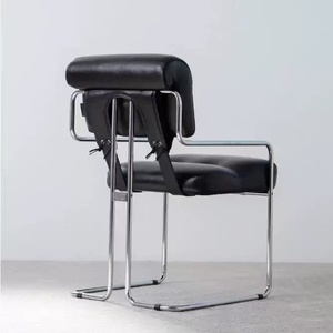 Fauteuil de salle à manger industriel de luxe en cuir noir, dossier haut, accoudoirs fixes, dossier capitonné, structure tubulaire en métal, mobilier de maison - Product Image 1