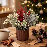 Arrangement de Noël artificiel en pot, eucalyptus givré, baies rouges, cèdre, décoration de table d'hiver pour l'intérieur