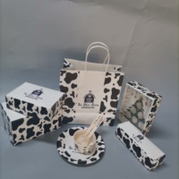 Boîte d'emballage alimentaire jetable haut de gamme avec gaufrage, pelliculage brillant/mat, et pochettes personnalisées pour gâteaux, chips et plus