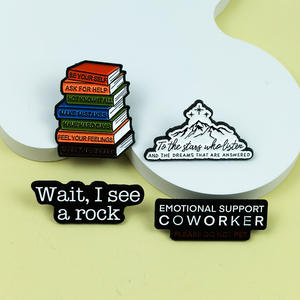 Broche en métal avec lettres anglaises, design créatif livre et sommet de montagne, accessoire décoratif pour sac à dos et vêtements - Product Image 4