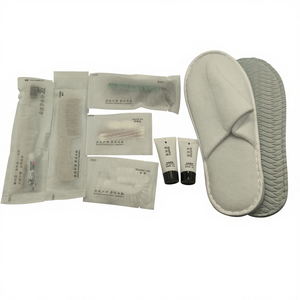 Ensemble d'hôtel personnalisable, écologique et confortable, pantoufles en polaire corail, sac de toilette jetable, vente en gros en vrac - Product Image 1