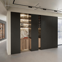 Buffet italien avec porte coulissante pour la présentation du vin, équipé d'un éclairage LED