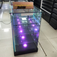 Vitrine d'exposition de luxe haut de gamme en verre trempé avec éclairage LED et étagère robuste pour le stockage dans les centres commerciaux et les magasins de détail