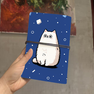 Cuaderno A6 con colgante decorativo Regalo de incorporación perfecto para nuevos empleados para darles la bienvenida con gato blanco Fondo azul Sha - Product Image 3
