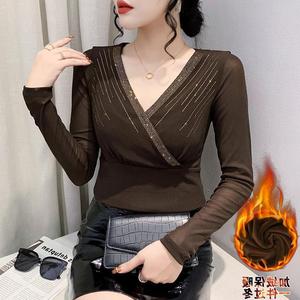 T-Shirt con strass a caldo a maniche lunghe con nuovo collo a V e scollo a maglia larga in pile moda camicia a fondo sottile moda - Product Image 2