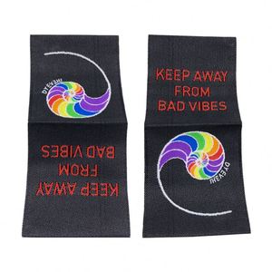 Étiquettes tissées personnalisées, étiquettes tissées colorées pour le cou, étiquettes tissées pliées en damassé pour vêtements - Product Image 3