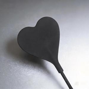 Juguete de silicona con forma de corazón negro para estimulación de manos y pies en adultos, para coquetear y dar palmadas. - Product Image 3