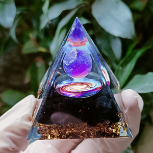 Pyramide en résine époxy avec galets de cristal et sphère d'améthyste, ornement de bureau, décoration d'aquarium à vortex, cadeau - Product Image 3