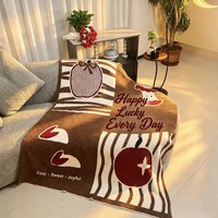 Canapé douillet et moelleux en peluche épaisse, style nordique, aux tons crème rubis, avec motifs de fruits (fraise et cerise), idéal pour l'heure du thé de l'après-midi