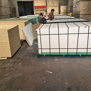 Superficie terminada E0 E1 4*8 pies 12mm 15mm 18mm tableros de copos de pino de álamo a granel tablero de aglomerado OSB 3 para uso en edificios y muebles - Product Image 5