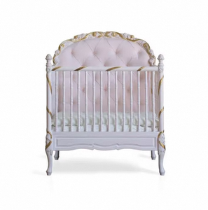 เตียงเด็กอ่อนสีขาวสไตล์โมเดิร์นคลาสสิก พร้อมพนักพิงหุ้มผ้าแบบติดกระดุม และดีไซน์แกะสลักแบบฝรั่งเศส ทำจากไม้สักแท้ สำหรับใช้ในห้องนอนและโรงแรม - Product Image 5