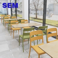 Ensemble de 4 chaises en PP et table en contreplaqué marin pour restaurant, école, hôtel, cantine, salle à manger