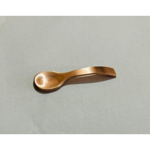 Cuchara de shilajit enfocada en la energía, diseñada para una dosificación precisa en la rutina diaria de bienestar y rendimiento. - Product Image 3