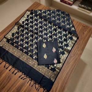 Ensemble trois pièces en soie Katan de qualité supérieure, non cousu, avec détails tissés Zari Meena, idéal pour les occasions traditionnelles, les fêtes et les mariages. - Product Image 4