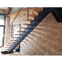Escalier intérieur moderne avec marches en bois, escaliers intérieurs pour appartement