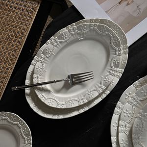 Service d'Assiettes de Présentation Vintage Européen en Céramique, Motif Nœud Papillon en Relief Blanc, pour Décoration de Table Mariage et Événements - Product Image 5