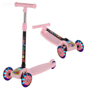 Trottinette pliable <span class=keywords><strong>à</strong></span> trois roues moderne avec capteur, hauteur réglable, roues en plastique silencieuses, pédale élargie et trottinette jouet - Product Image 2