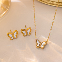 Parure de bijoux tendance pour fille : boucles d'oreilles coquillage plaqué or 18 carats et collier ras-du-cou papillon en acier inoxydable, inaltérable