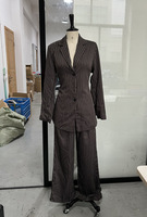 Nouvel ensemble blazer et pantalon marron vintage 2026 avec épaulettes, coupe ajustée, veste de costume et pantalon décontracté taille haute pour l'automne
