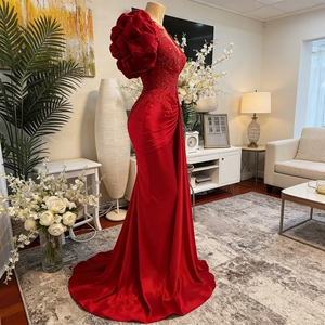 Abito da Sera Elegante <span class=keywords><strong>Rosso</strong></span> di Lusso con Applicazioni in Pizzo e Perline, Collo Trasparente in <span class=keywords><strong>Velluto</strong></span>, <span class=keywords><strong>Vestito</strong></span> Formale da Cerimonia Stile Sirena - Product Image 4