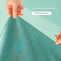Serviette de yoga antibactérienne absorbant la transpiration, antidérapante avec base en silicone, douce pour la peau, avec logo personnalisé