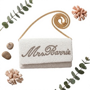 Bolso de mano nupcial vintage personalizado con cuentas, botón y correa de cadena de perlas, forrado en lino blanco, para fiesta de noche - Product Image 1