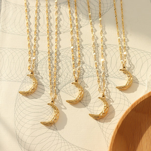 Roxi — collier en forme de croissant de lune martelé en acier inoxydable, chaîne avec pendentif en plaqué or 18K, solide et élégant, bijoux pour femmes, <span class=keywords><strong>2022</strong></span> - Product Image 3