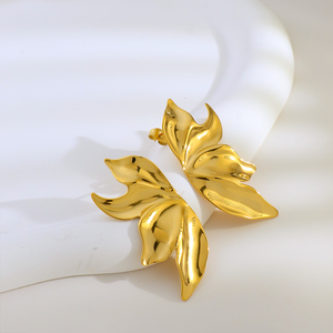 Phóng đại thiết kế cảm giác nửa lá hoa hình bông tai đường phố đánh bại vàng mạ 316L thép không gỉ Bông tai bán buôn - Product Image 4