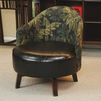 Retro Einzelsessel Ledersitz Massivholzrahmen Drehsessel Luxuriöser Akzentstuhl für Entspanntes Schlafzimmer und Hotelgebrauch