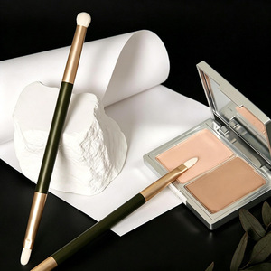 Pinceau correcteur double extrémité avec embout éponge plat en forme de langue, pinceau de maquillage pour détails impeccables, pour tous types de peau, manche en bois - Product Image 1