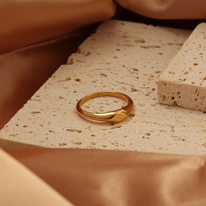 Anillo de Sello con Corazón, Elegante, Clásico, Delicado, Moderno y de Lujo, en Acero Inoxidable con Baño de Oro de 18K, Unisex, Joyería May Aigs - Product Image 2