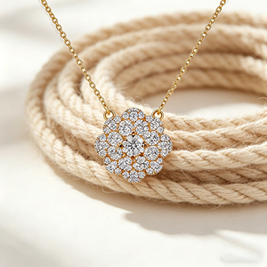 Collier pendentif chaîne à maillons pour femme Hengdian en laiton plaqué or 18 carats avec grappe de fleurs et zircon AAA, vente en gros - Product Image 3
