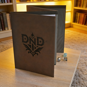 Écran de Maître de <span class=keywords><strong>Jeu</strong></span> en Similicuir Gravé Style Vintage, avec Poche Transparente pour Carnet, Faible MOQ, OEM, Accessoires TTRPG DM pour Jeux DND RPG - Product Image 2