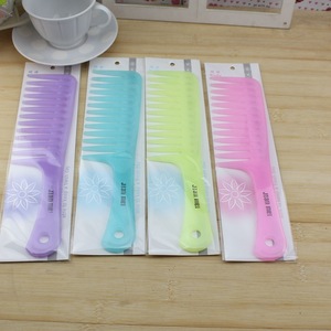 หวีผมพลาสติกฟันใหญ่ 19 ซม. คละสี สำหรับดูแลความงามที่บ้าน - Product Image 1