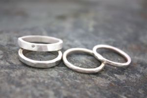 خواتم فضية مطروقة مخصصة وفريدة من نوعها، مجوهرات فضية مخصصة للجنسين، خاتم مصنوع يدويًا من الفضة الإسترلينية عيار 925 - Product Image 2