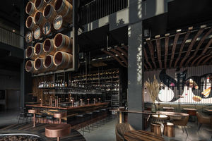 Fashion Liquor Store Intérieur Commercial Display Designn Comptoir de bar à whisky personnalisé Île d'affichage de pub en bois - Product Image 2