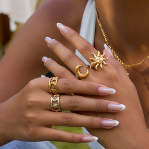 Anillo Personalizado de Dos Tonos con Luna y Estrella, Banda de Acero Inoxidable con Bloques de Color, Resistente al Deslustre, Hipoalergénico, Joyería para Mujer - Product Image 2